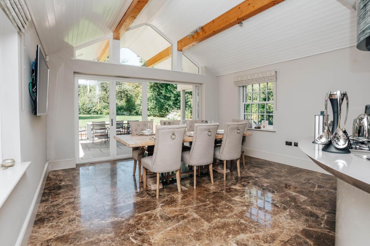 Marble House - Heated Indoor Pool, Gym, Cinema - Housity
