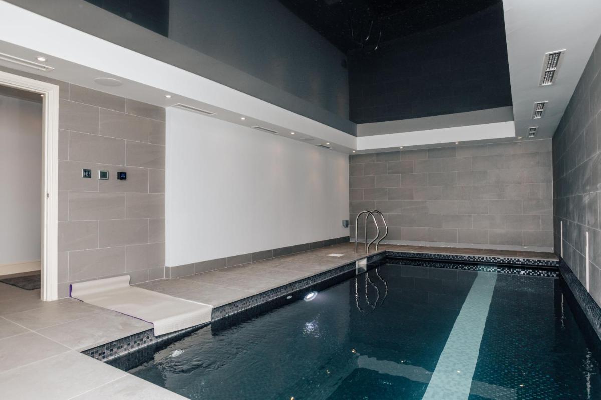 Marble House - Heated Indoor Pool, Gym, Cinema - Housity