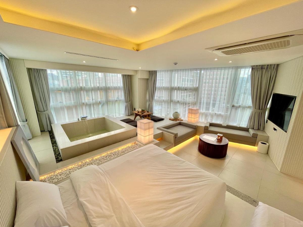 UH Suite The Myeongdong - Housity
