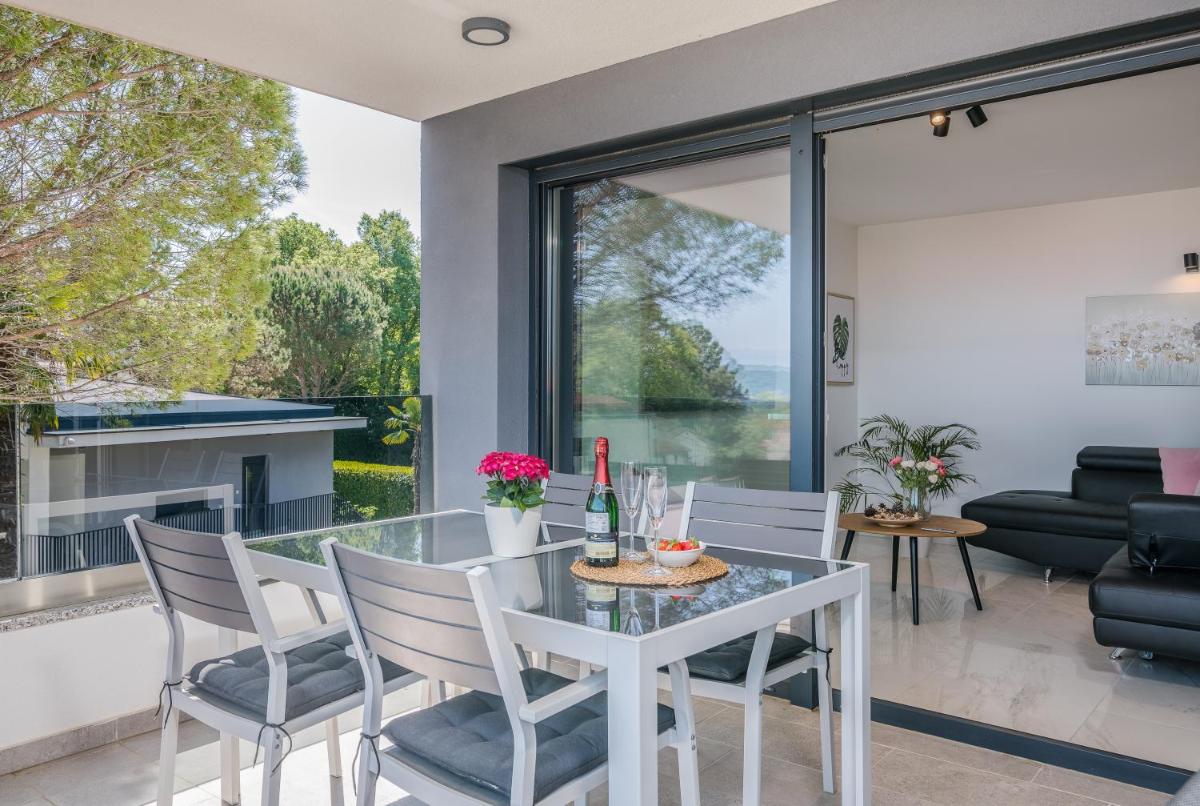 Modern Apartments Elle Malinska - Housity