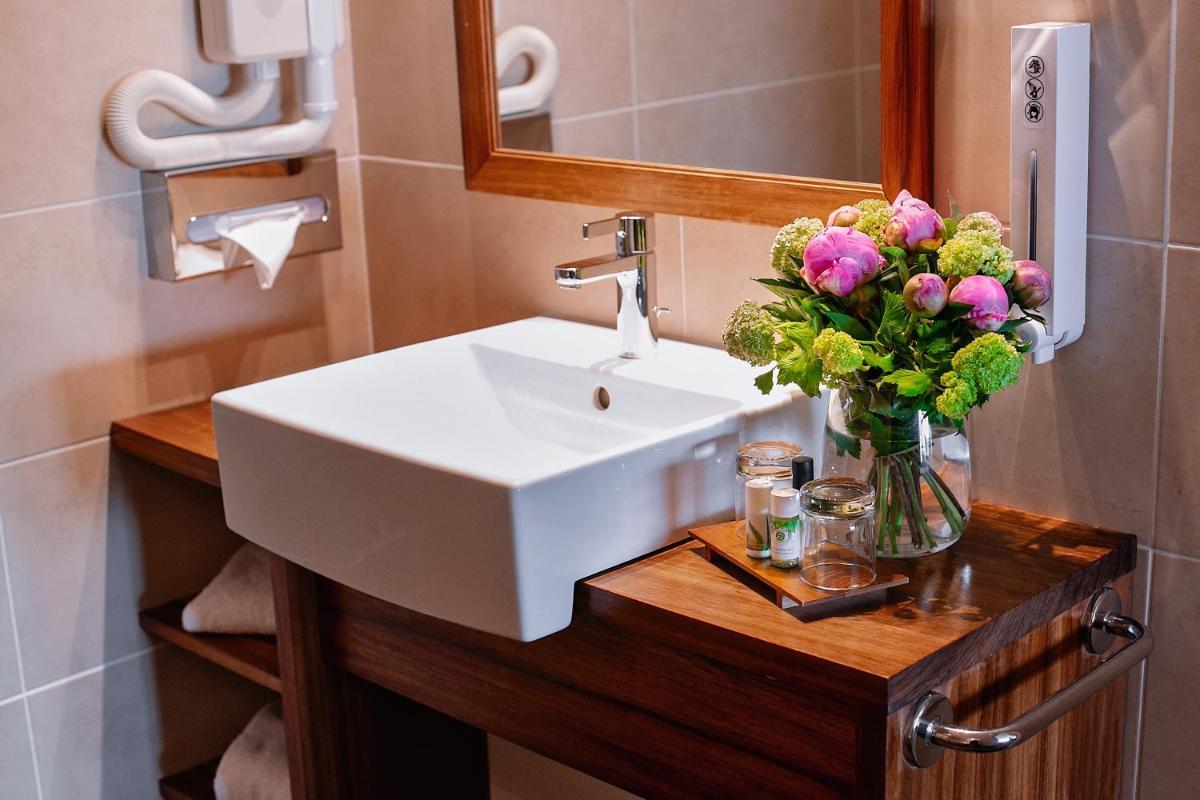 Salle de bains dans l'établissement Abbaye des Capucins Spa & Resort