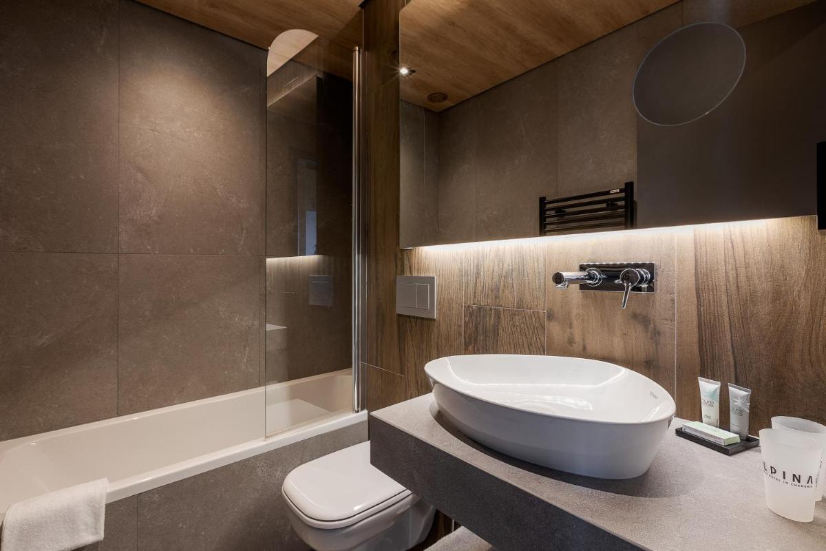 Salle de bains dans l'établissement Alpina Eclectic Hotel