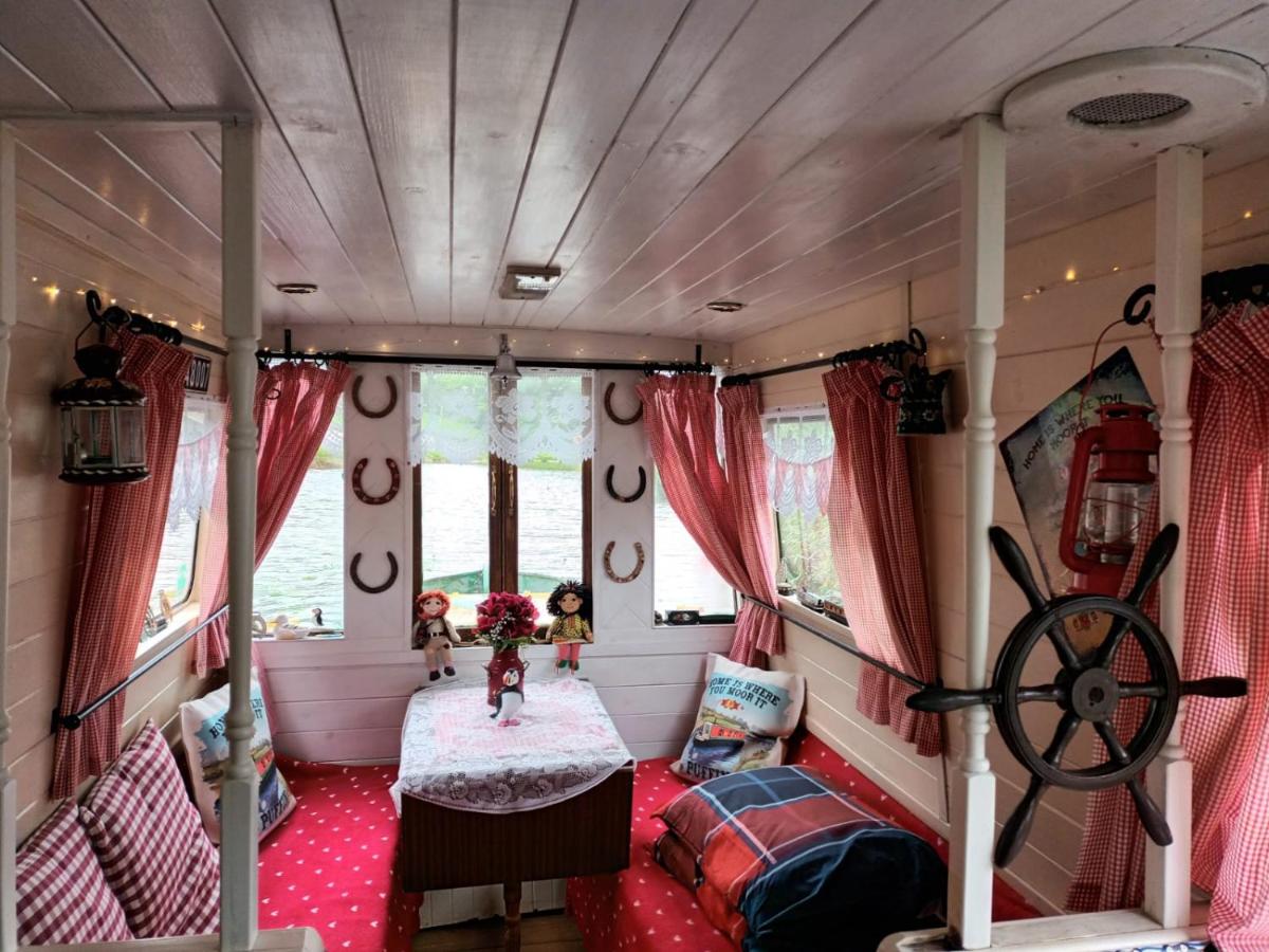 Pretty & cosy boat in stunning valley view Wales - Housity