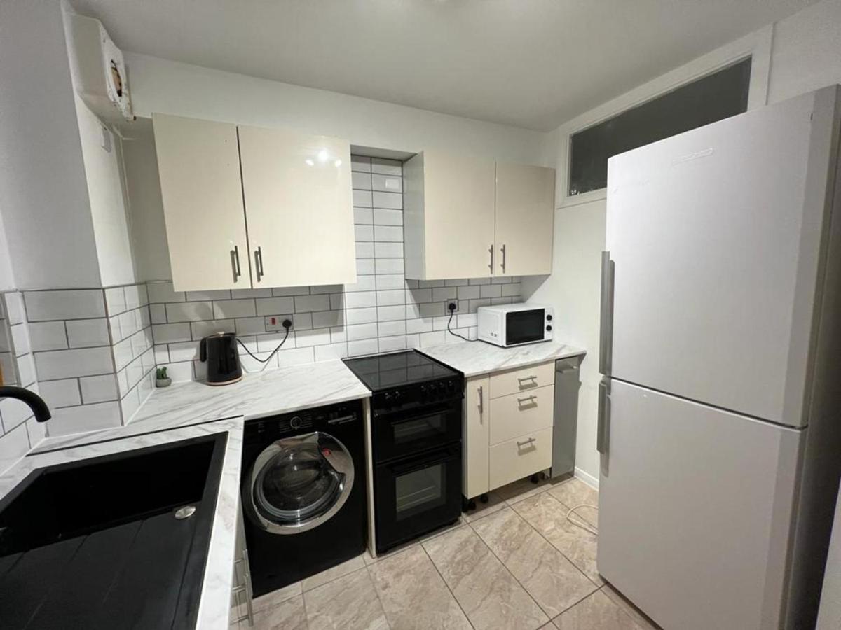 Suitetrails - Impeccable 2-Bed Apartment in Grays London