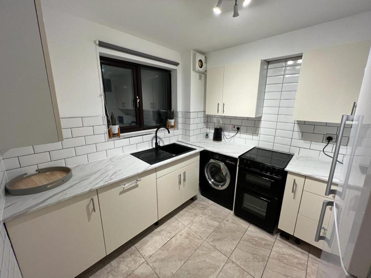 Suitetrails - Impeccable 2-Bed Apartment in Grays London