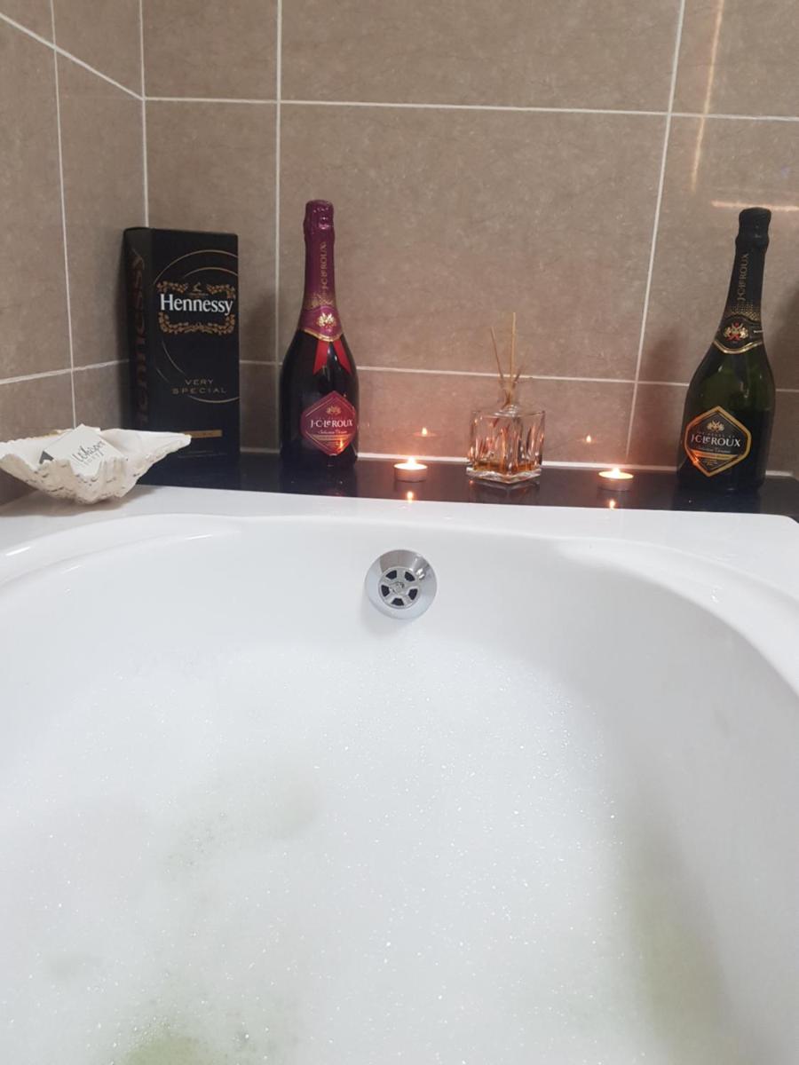 Suitetrails - Hotel-styled apartment Spare room shared space Fourways