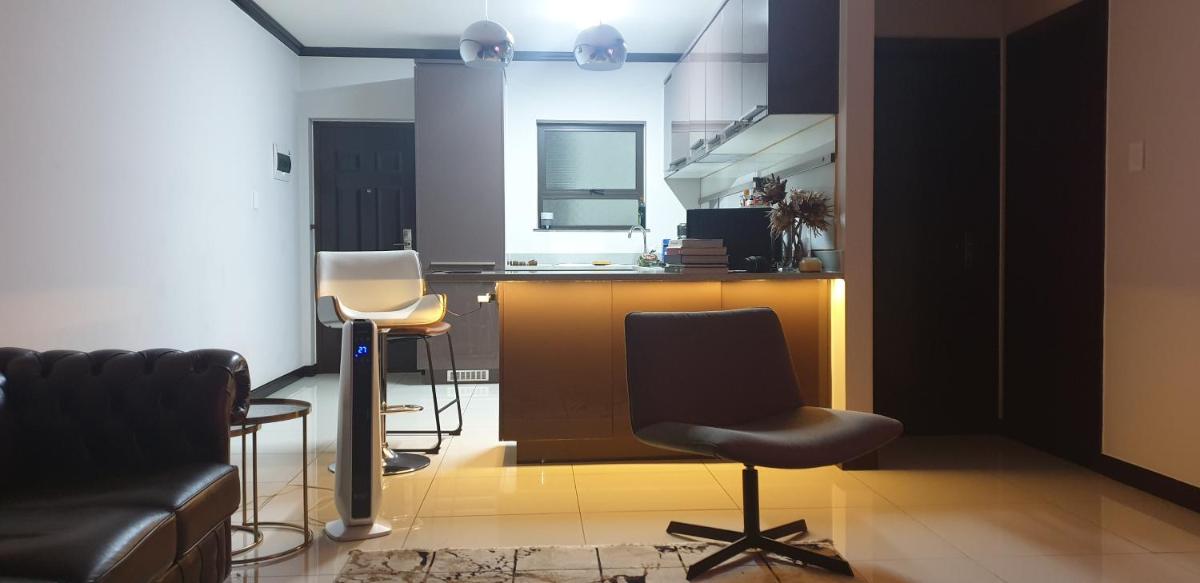 Hotel-styled apartment Spare room shared space Fourways - Housity