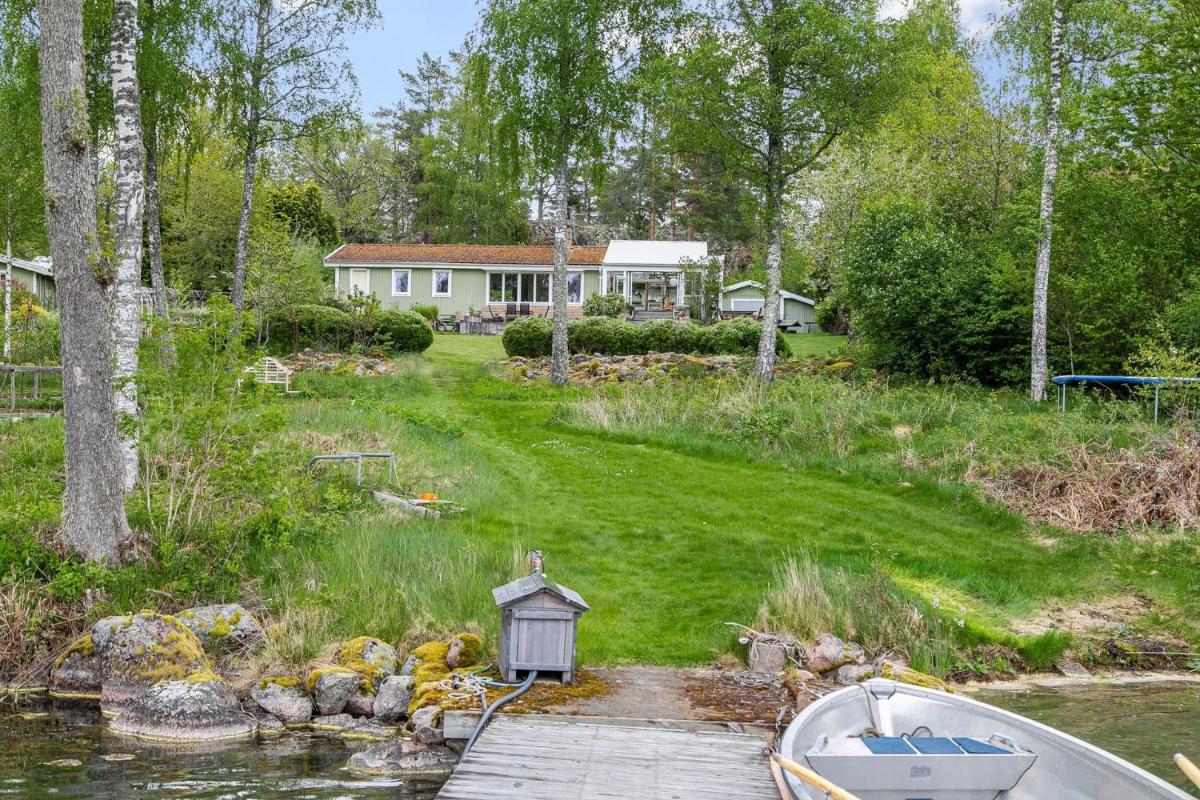 Lovely house in Tranas with a wonderful location by the lake Loren - Housity