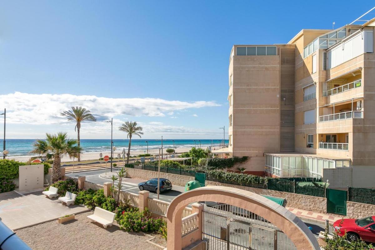 Very nice and modern studio front of the beach - Housity