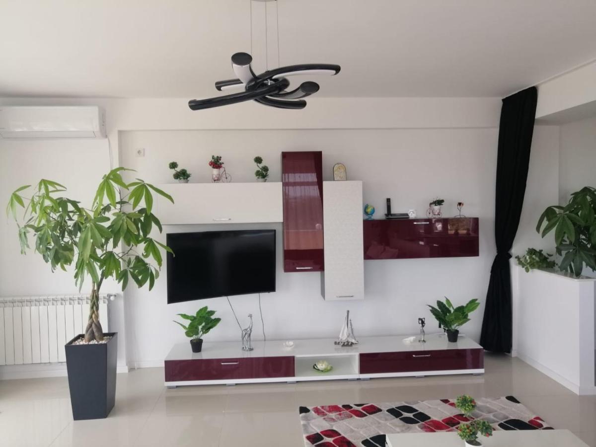 DreamView Mamaia SummerApt - Housity