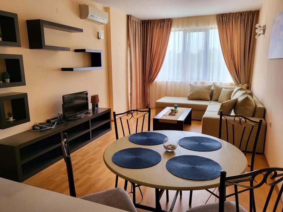 Suitetrails - Dilov Apartments in Yalta Golden Sands