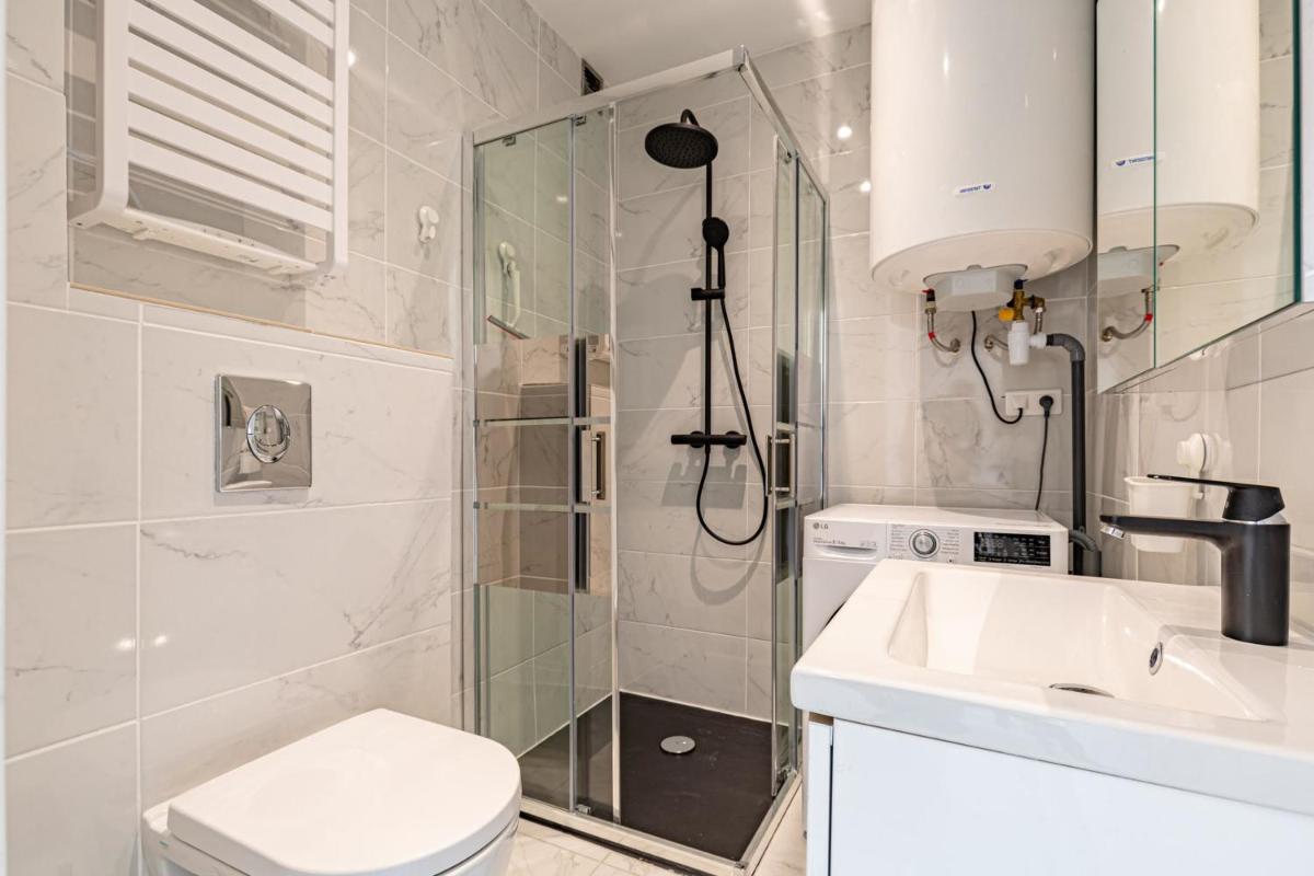 BNB Renting one bedroom apt completely renovated behind the Martinez hotel - Housity