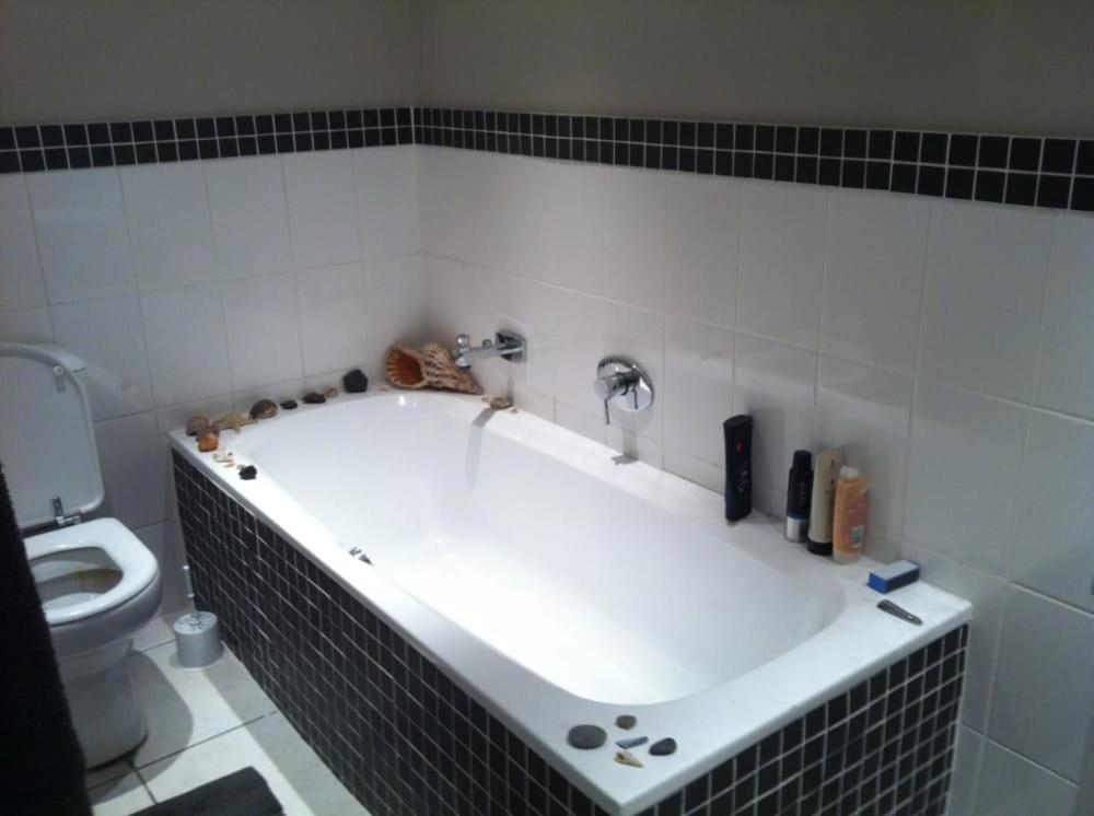 Suitetrails - Lovely 2 bed upstairs apartment in Bryanston
