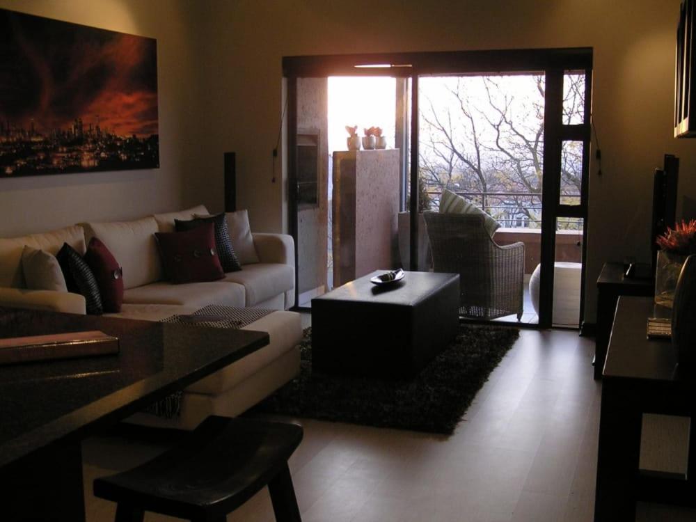 Suitetrails - Lovely 2 bed upstairs apartment in Bryanston
