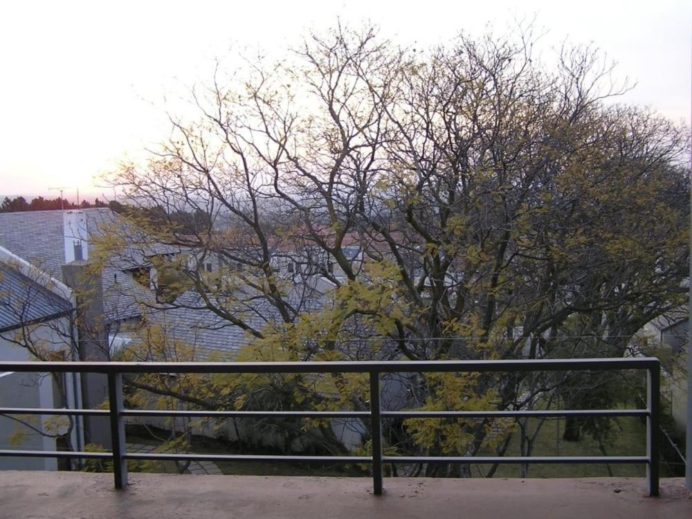 Suitetrails - Lovely 2 bed upstairs apartment in Bryanston