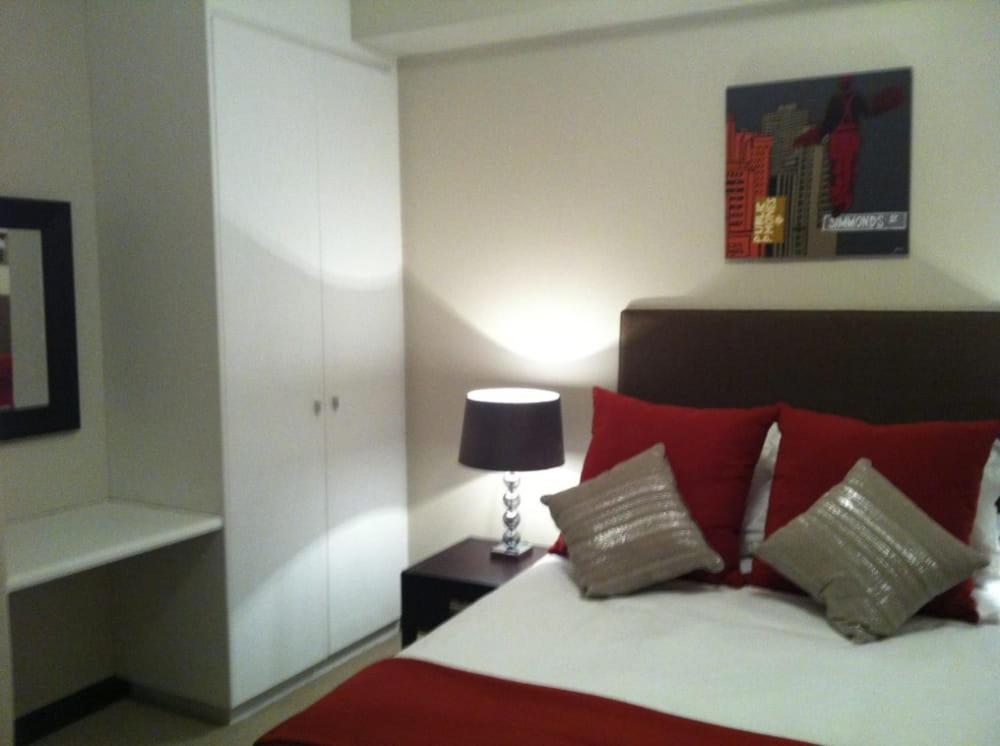 Suitetrails - Lovely 2 bed upstairs apartment in Bryanston