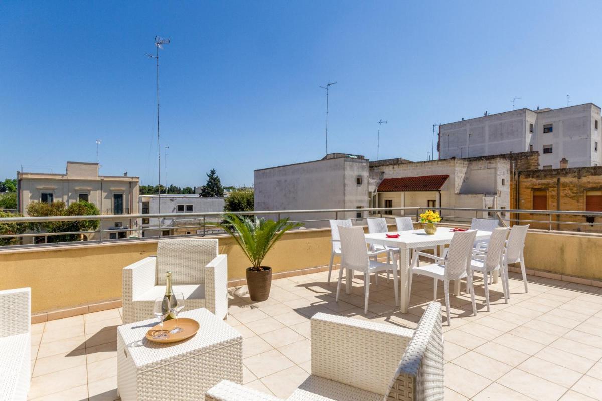 Roomy Apartment with Terrace & Parking - Housity