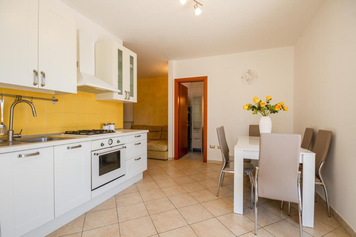 Roomy Apartment with Terrace & Parking - Housity