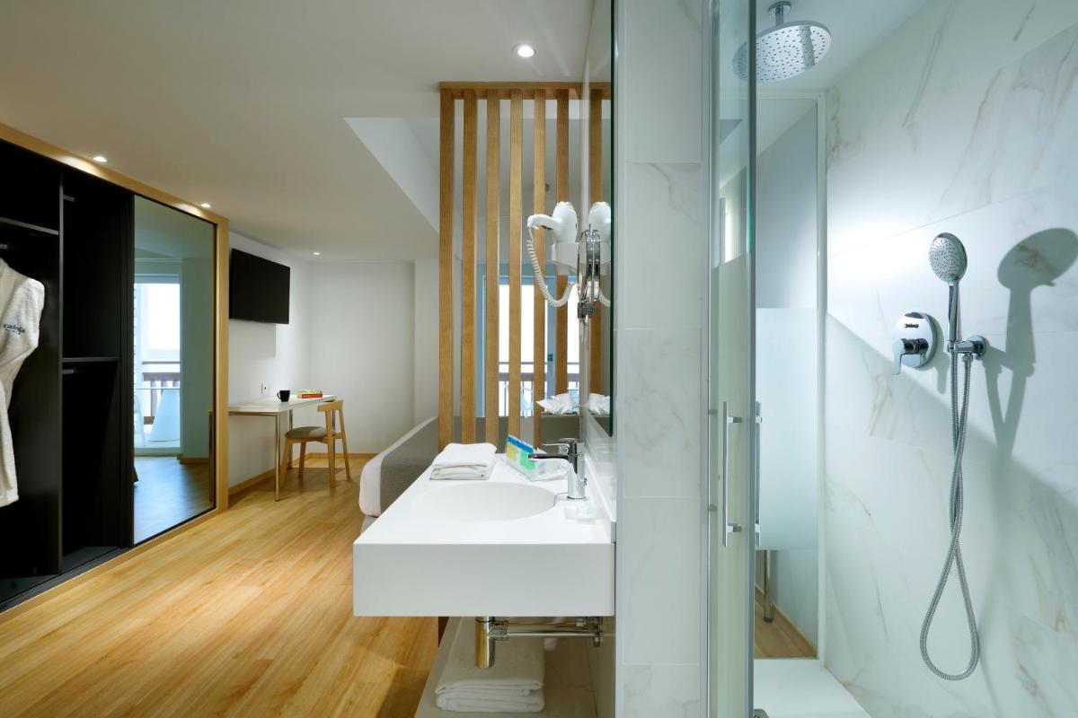 Un baño de Talayot - Adults Only