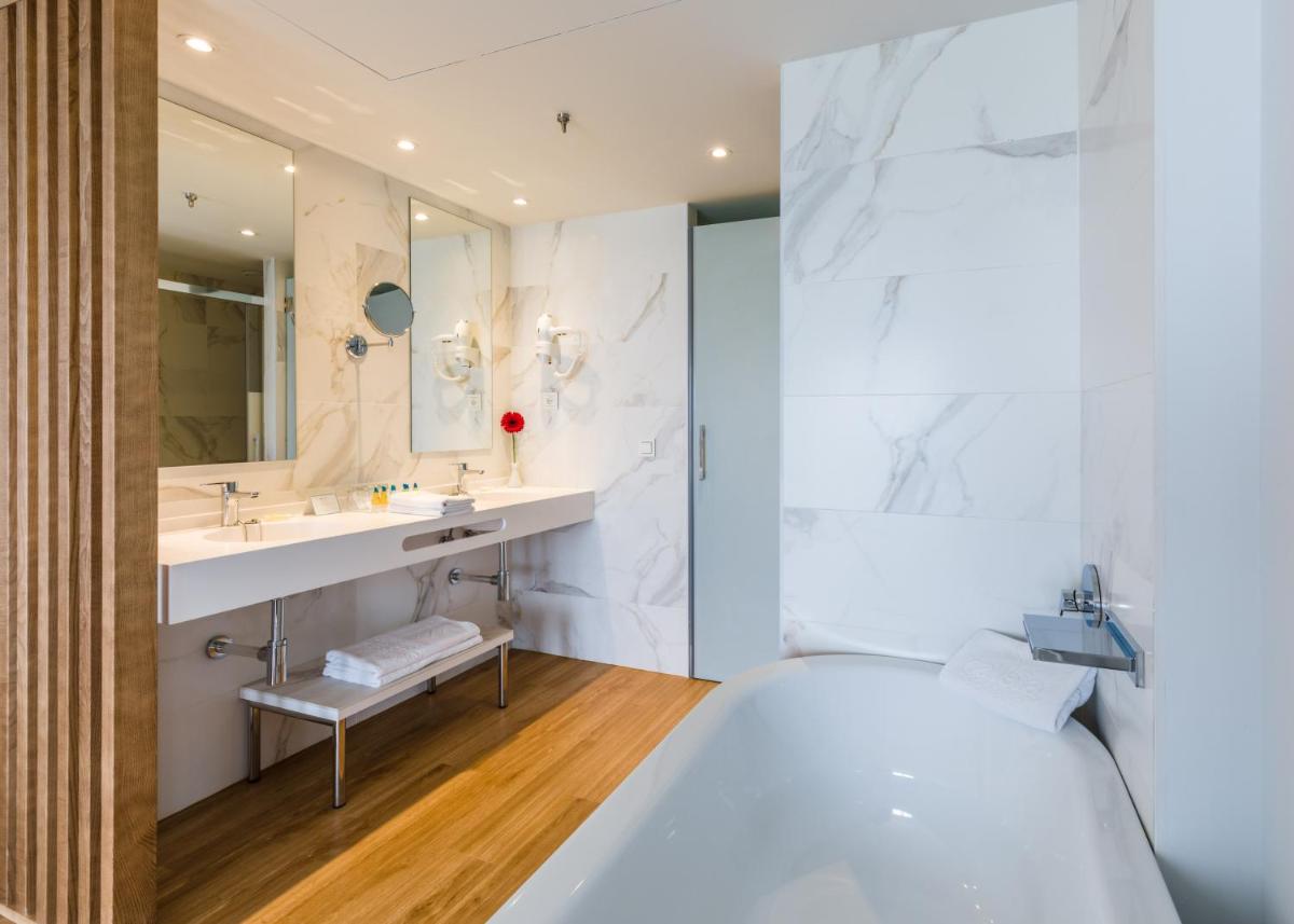 Un baño de Talayot - Adults Only