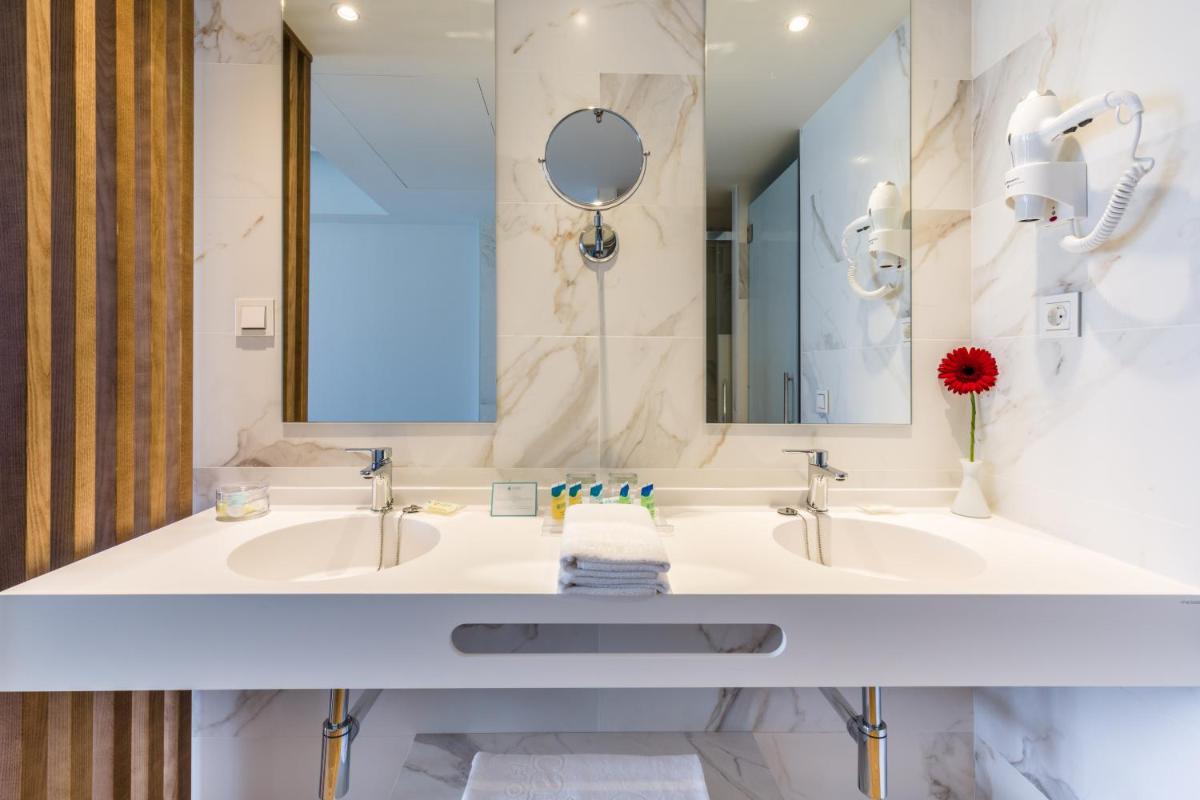 Un baño de Talayot - Adults Only