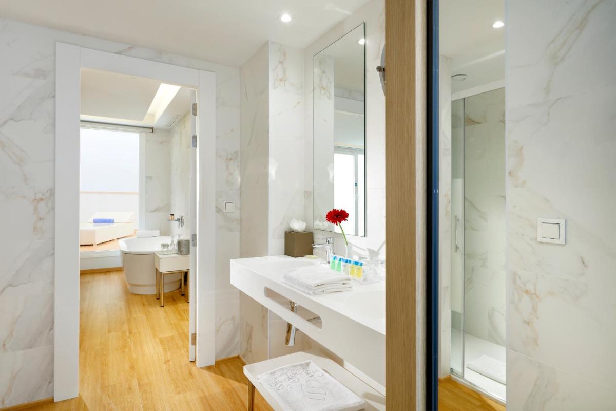 Un baño de Talayot - Adults Only