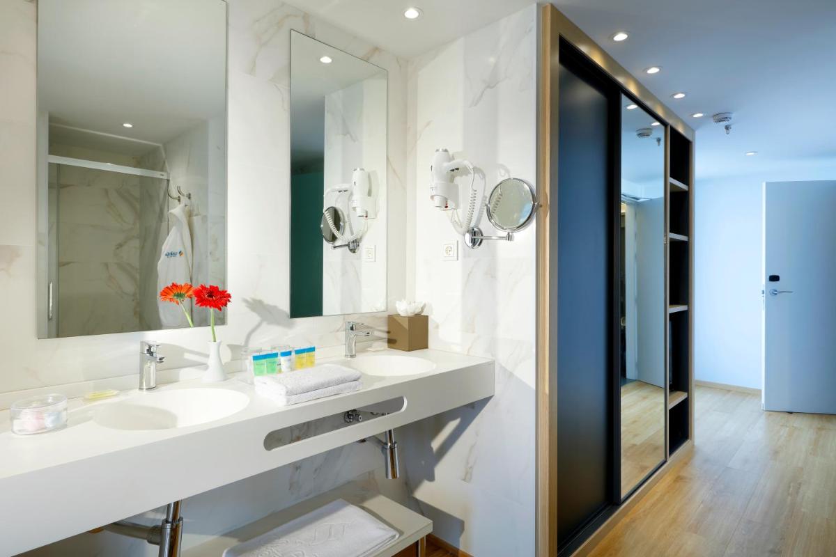 Un baño de Talayot - Adults Only