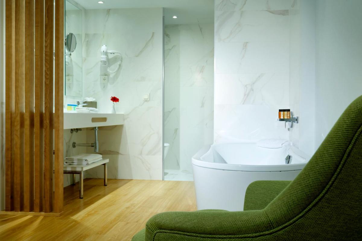 Un baño de Talayot - Adults Only