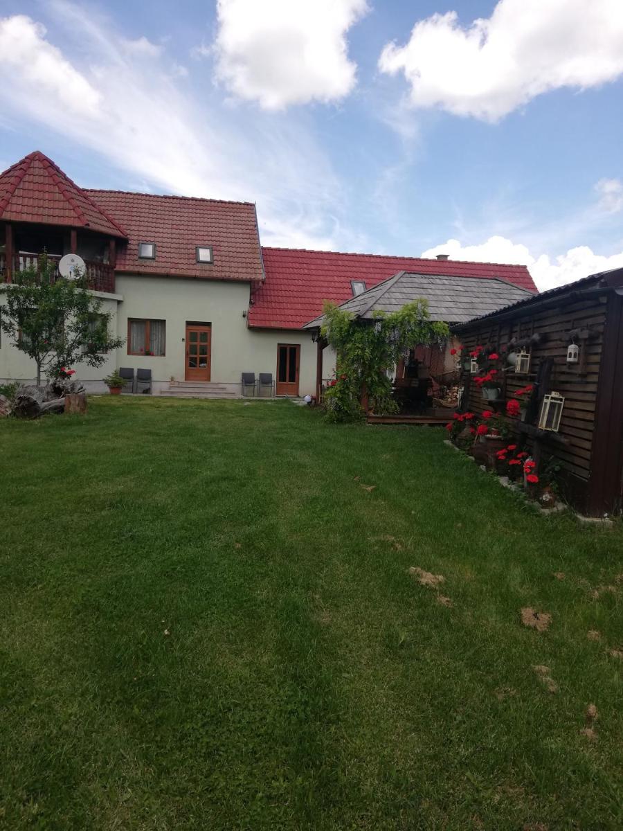 Imádó Vendégház - Housity