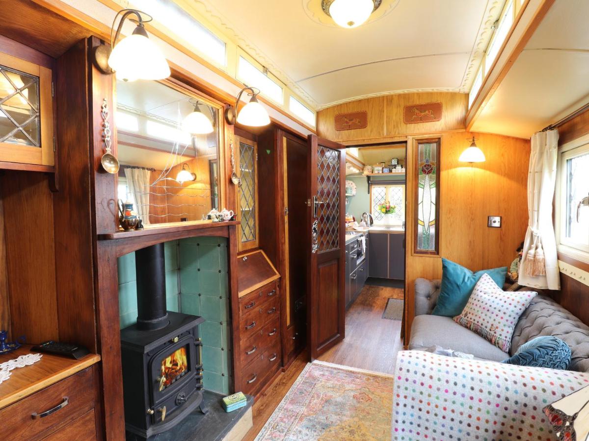 Dolly the Circus Wagon - Housity