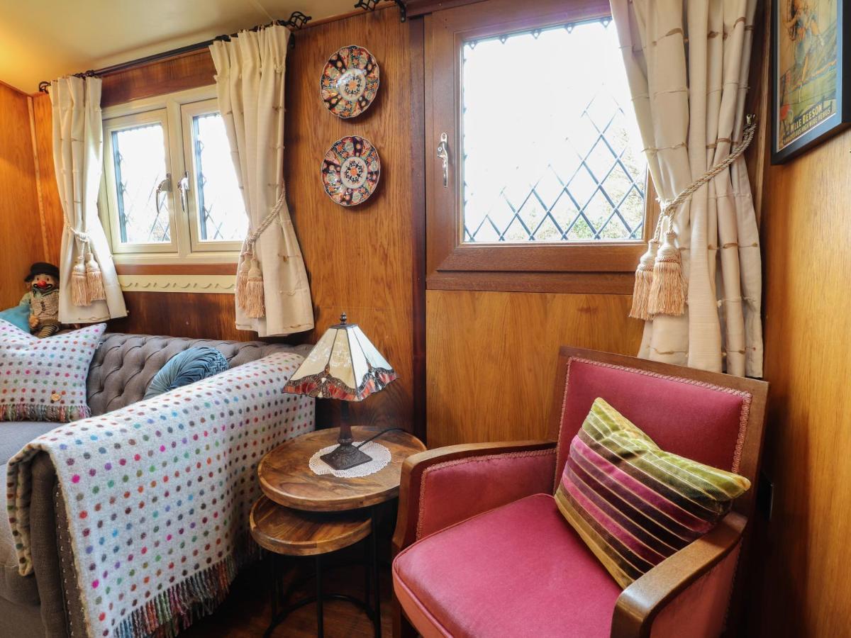 Dolly the Circus Wagon - Housity