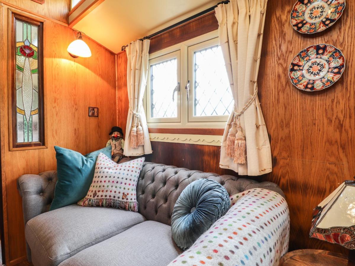 Dolly the Circus Wagon - Housity