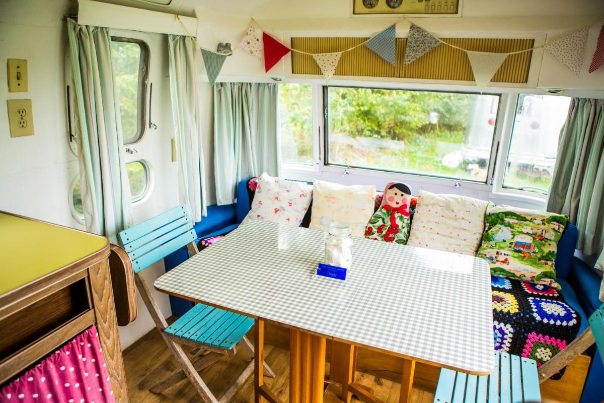 Happy Days Retro Vacations - Housity