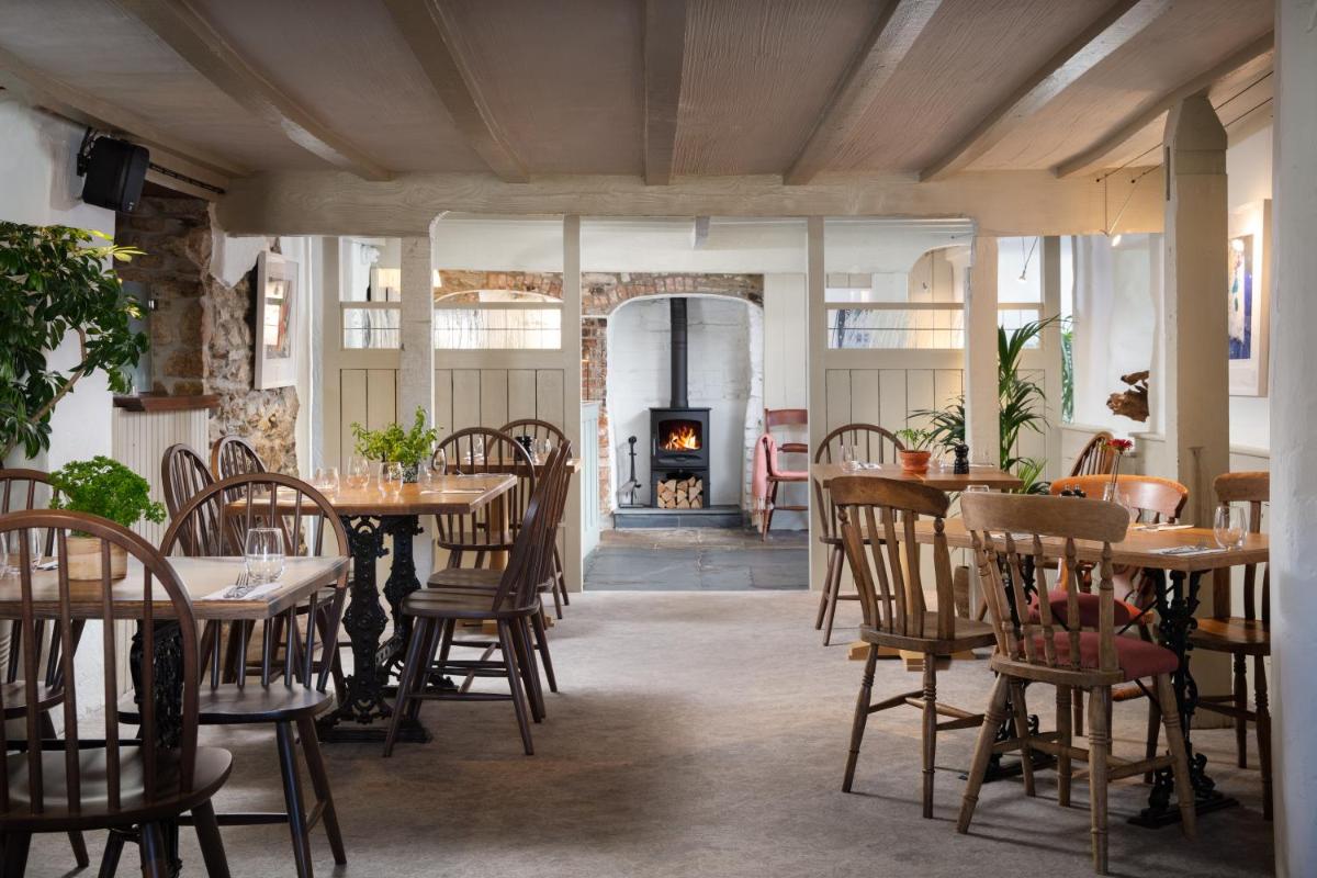 The Plume of Feathers - Housity