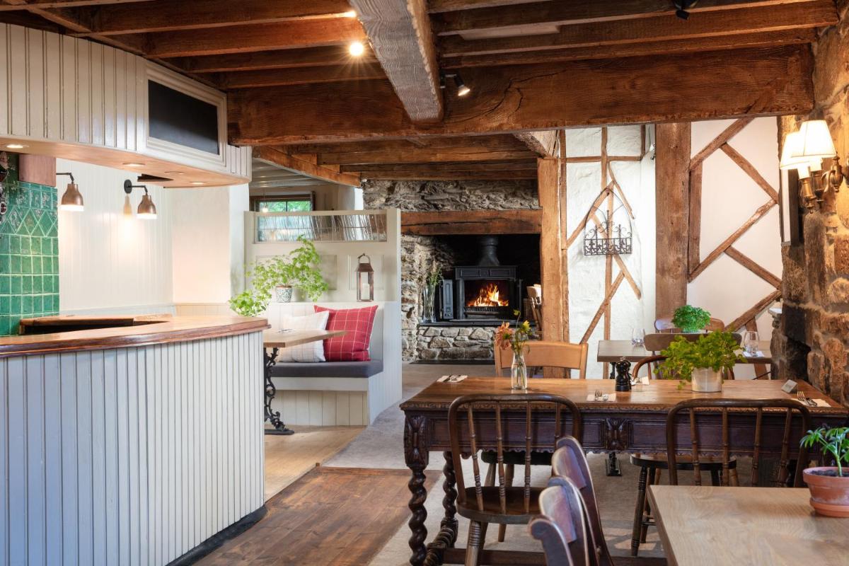 The Plume of Feathers - Housity