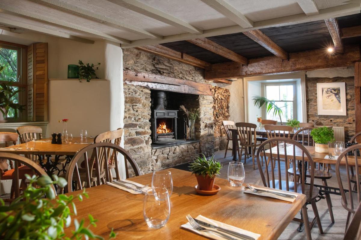 The Plume of Feathers - Housity