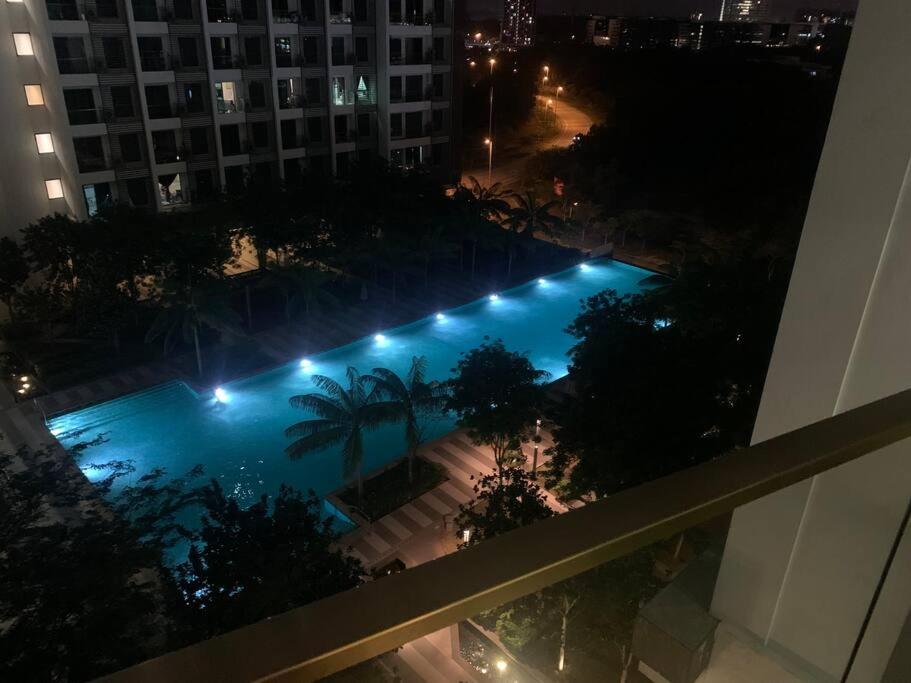 Closeup Pool View Romantic Couples Holiday 12 - Housity