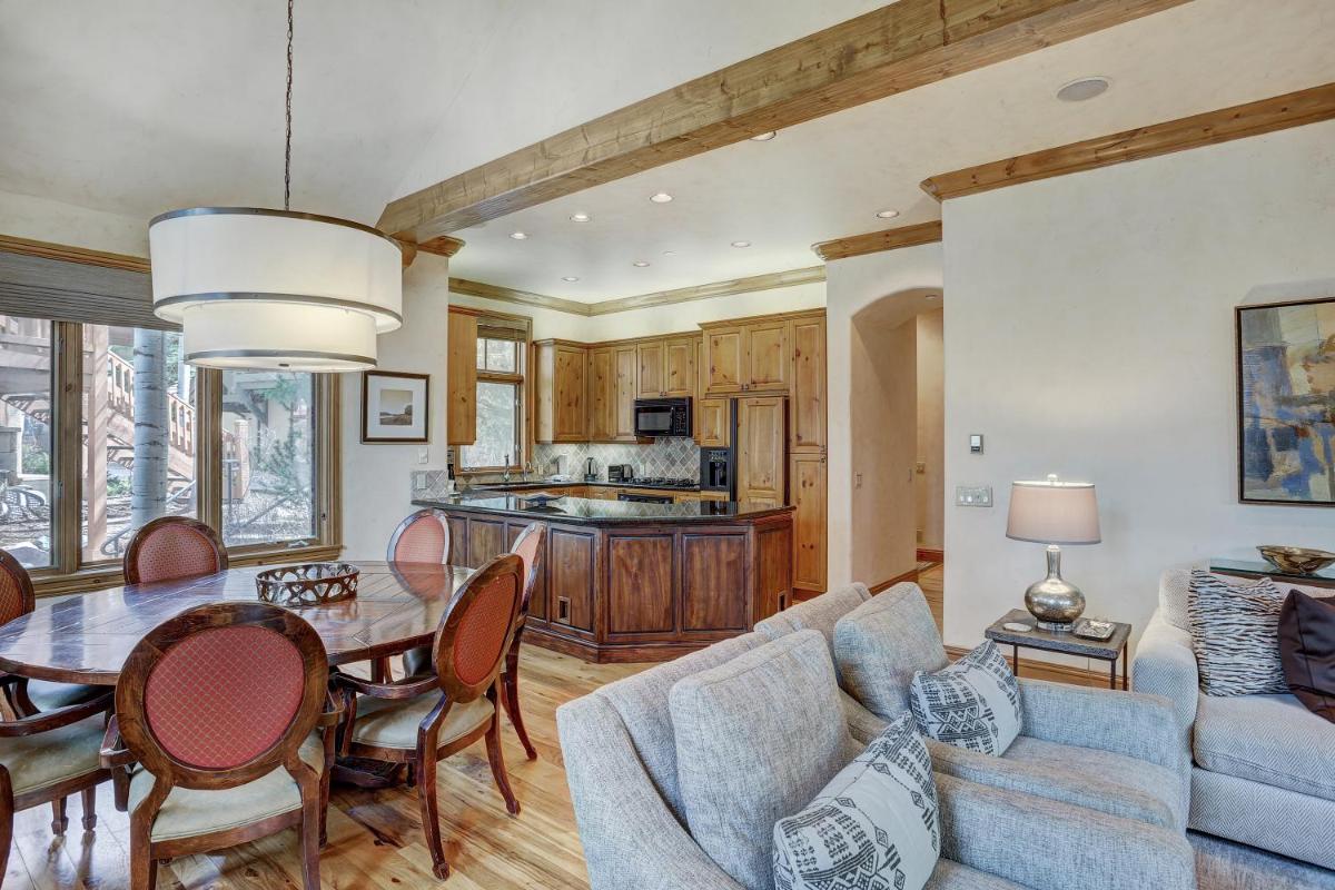 4BR Plus Den Platinum Townhome, Walk to lift townhouse - Housity