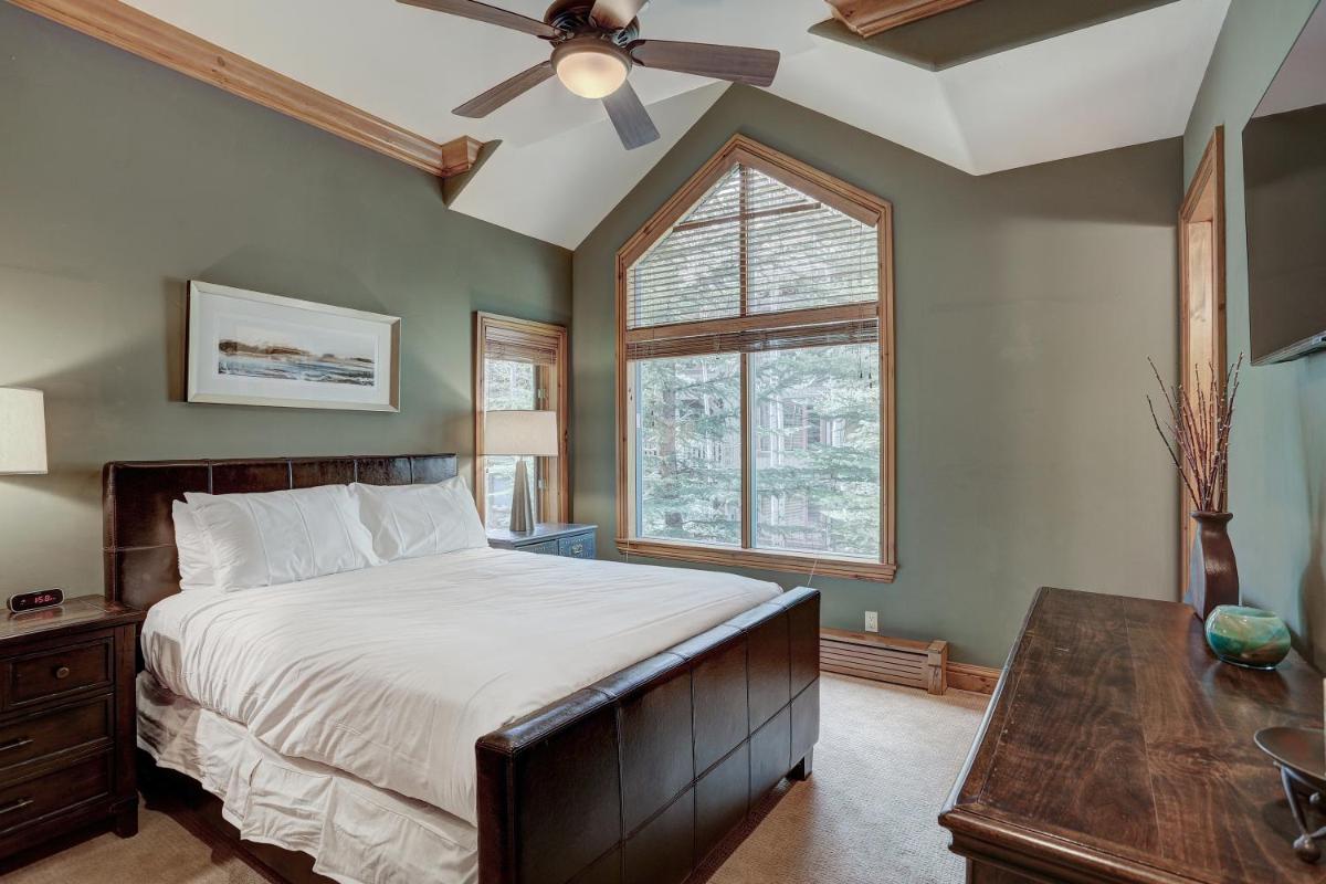 4BR Plus Den Platinum Townhome, Walk to lift townhouse - Housity