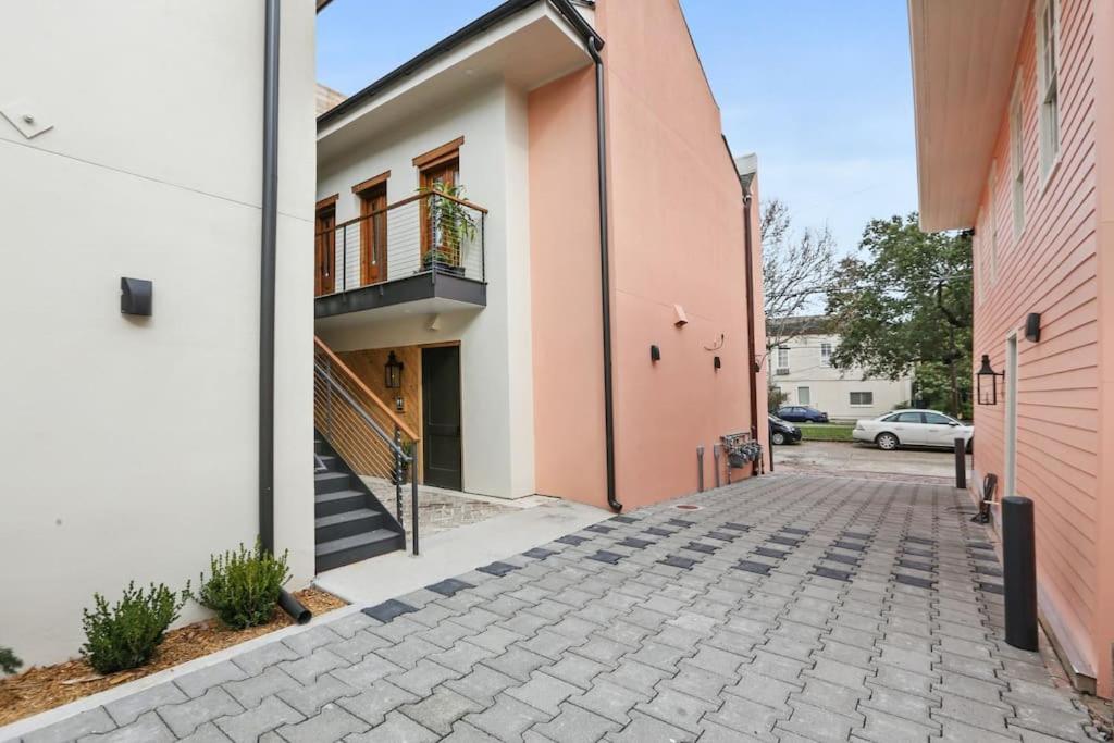 Suitetrails - Fab 1838 Garden District 5BR with Parking And Balcony