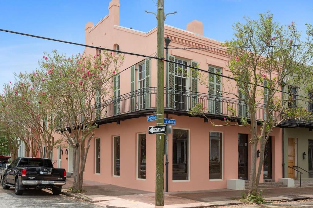 Suitetrails - Fab 1838 Garden District 5BR with Parking And Balcony