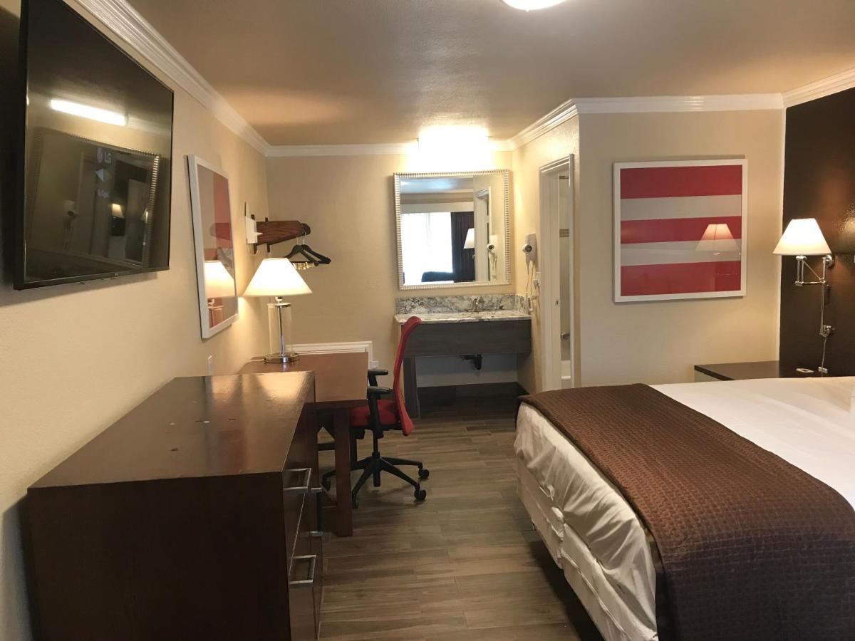 Abby's Anaheimer Inn - Across Disneyland Park - Housity