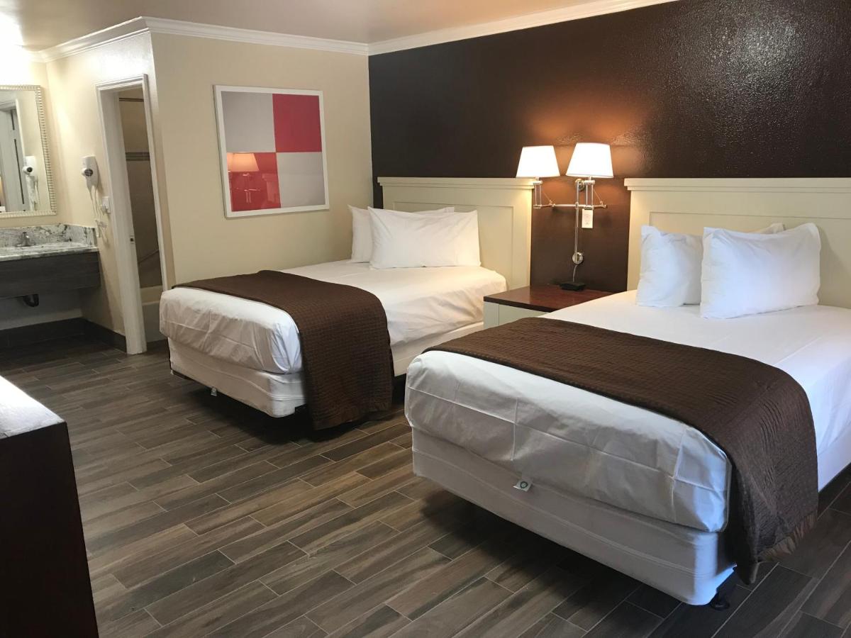 Abby's Anaheimer Inn - Across Disneyland Park - Housity