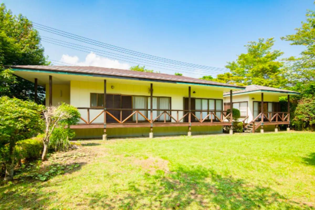 グランツリー箱根仙石原#ペット同伴有料Pet friendly#HAKONE JAPAN STYLE VILLA with SPACIOUS GARDEN#広い芝生のお庭がある平屋でのんびりとした時間 - Housity