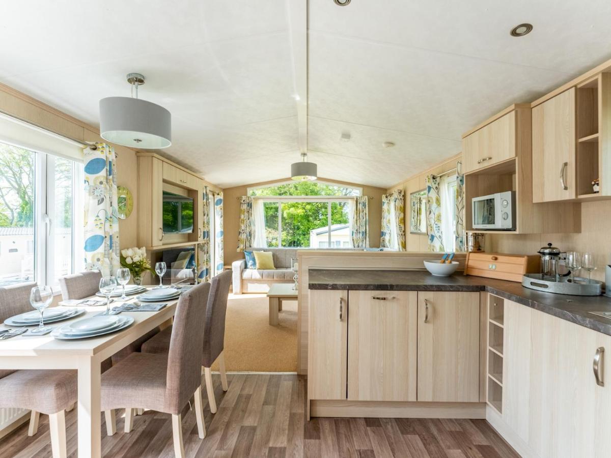 Pass the Keys Delightful New 2 bedroom caravan with parking - Housity