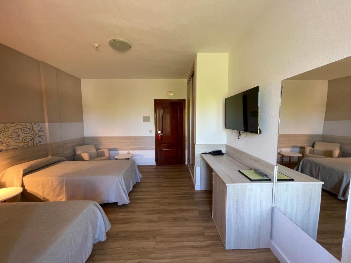 Una televisión o centro de entretenimiento en Hotel Balneario Fuentes del Trampal