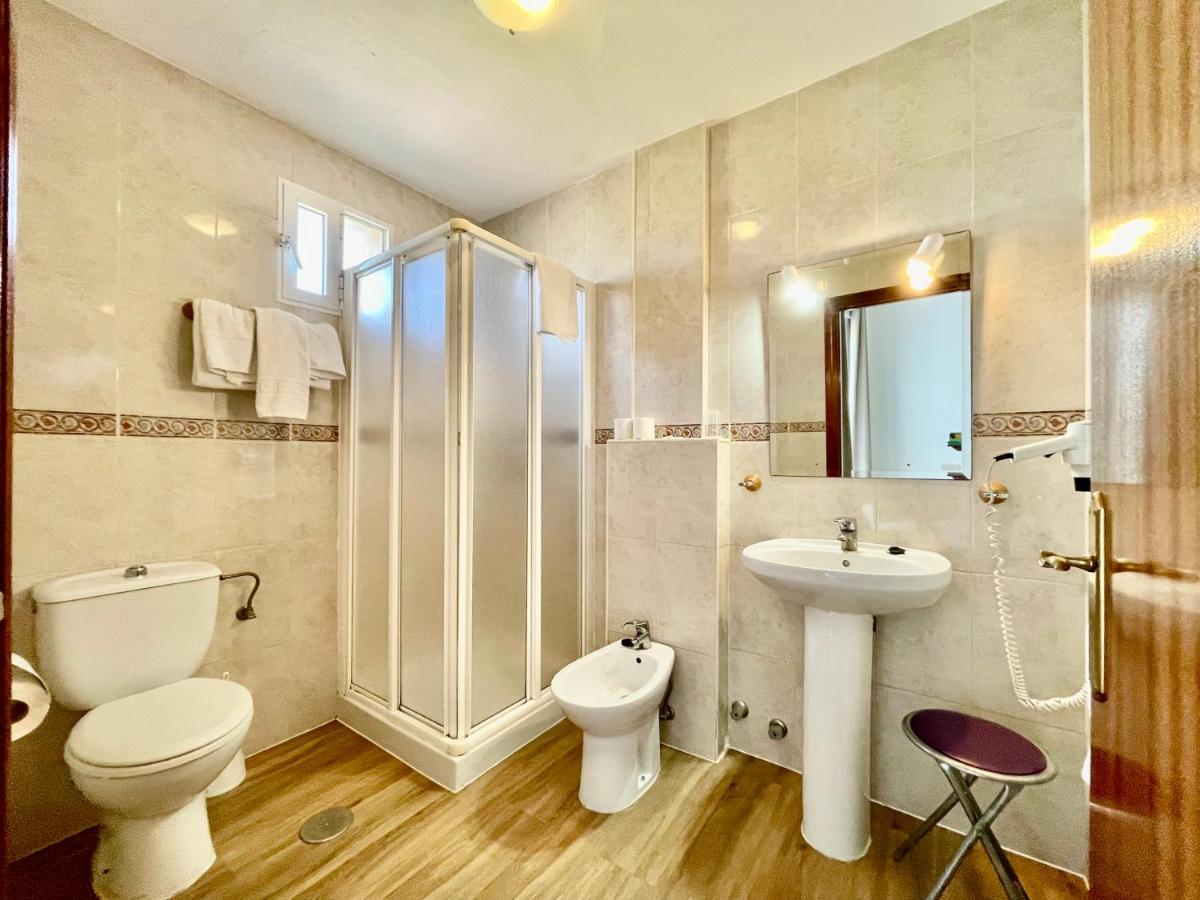 Un baño de Hotel Balneario Fuentes del Trampal