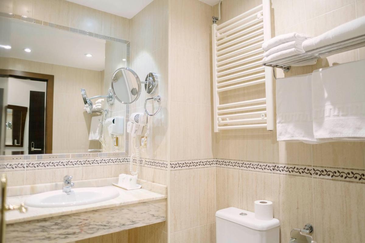 Un baño de Hotel & Spa María Manuela