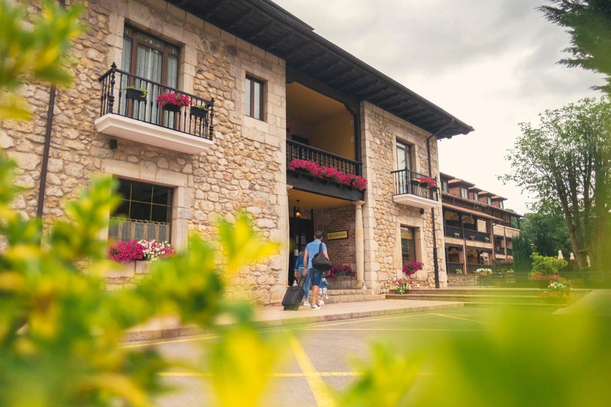 un hombre caminando frente a un edificio en Hotel & Spa María Manuela, en Onís 113 fotos más
