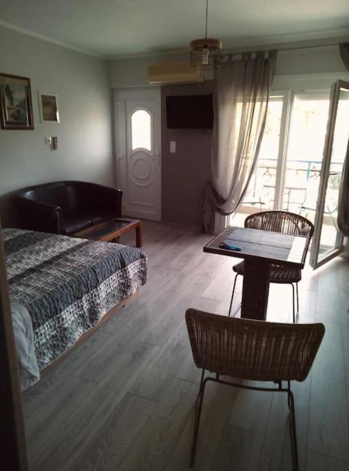 Minimal & cozy ΣΤΟΥΝΤΙΟ ΜΕ ΔΩΡΕΑΝ ΧΩΡΟ ΣΤΑΘΜΕΥΣΗΣ - Housity